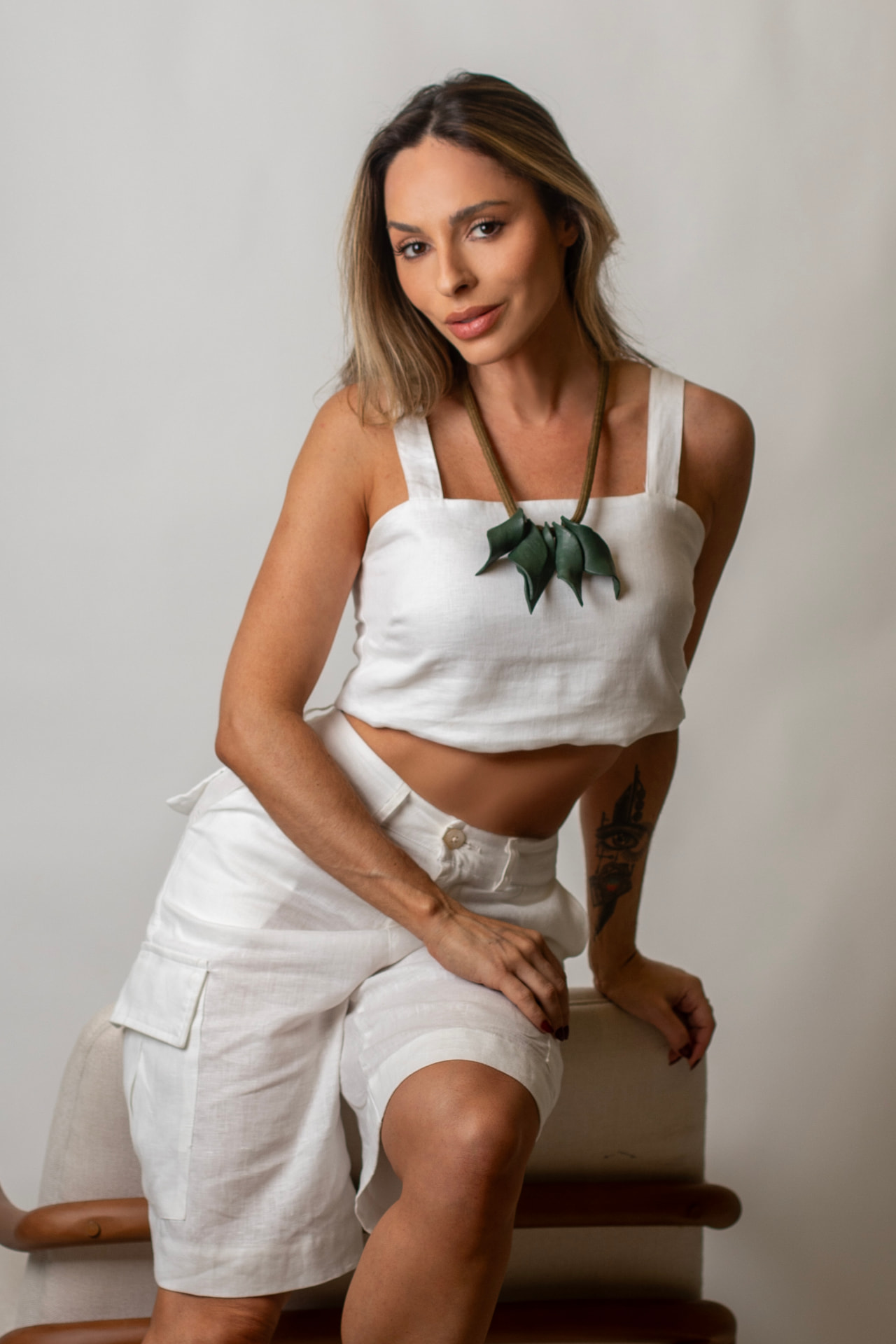 Modelo usando colar autoral da Linha Folhas, feito à mão em porcelana fria pela Dristtefani
